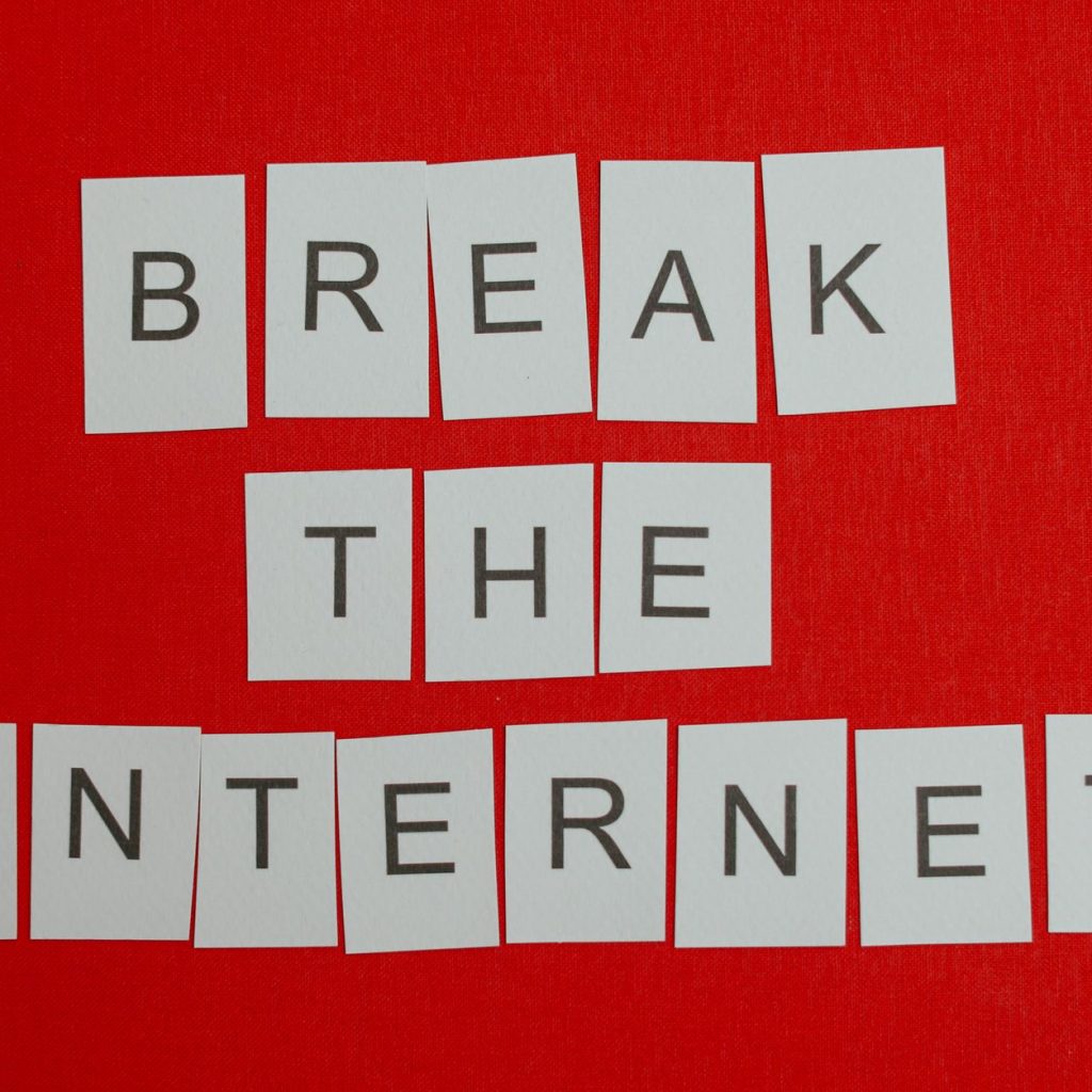 Inspirational message 'Break the Internet' displayed on a vibrant red background. — Vavada 30 com